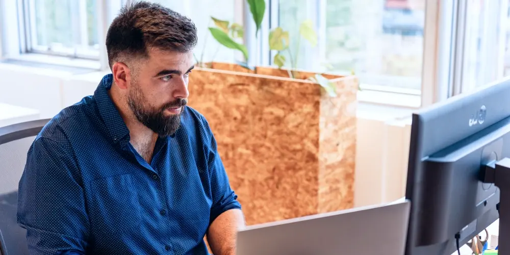 Expert en SOC Managé analysant le trafic réseau